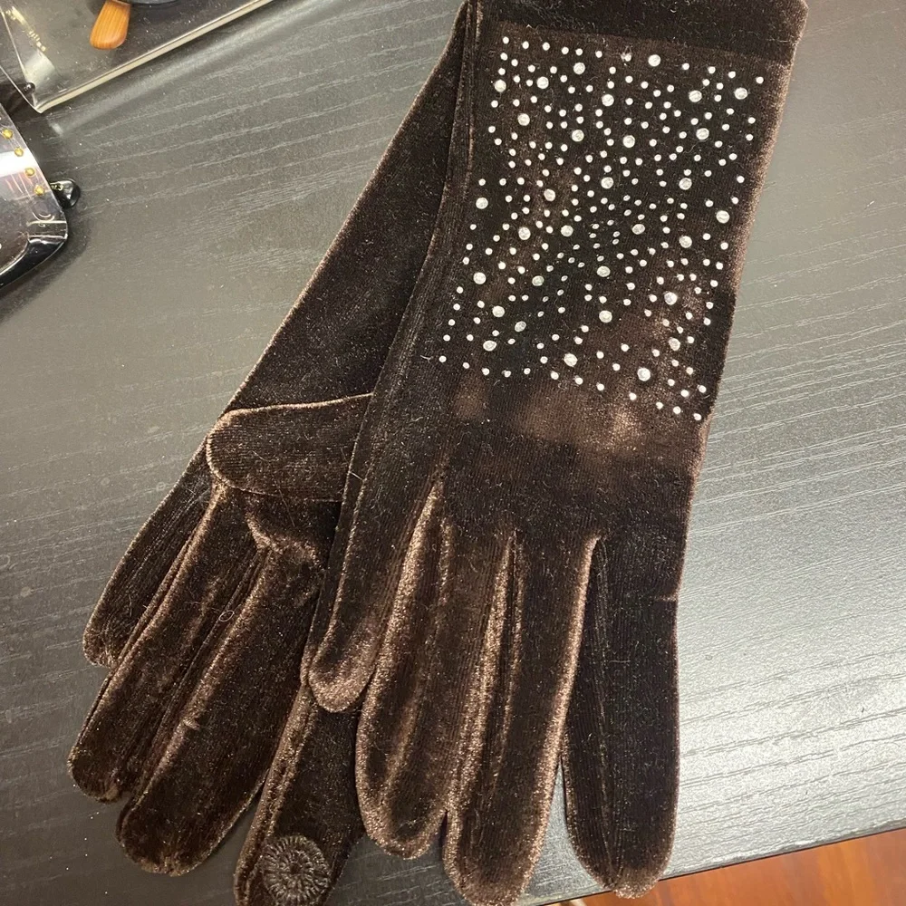 Gloves - Picture 1 of 5